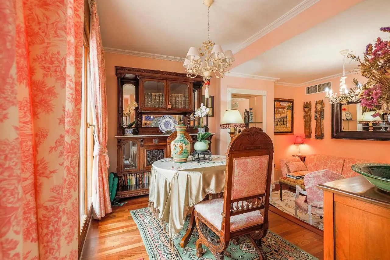 Historic Apartment In Santa Cruz Seville Spain